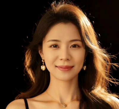 Dr Yaxin Luo portrait